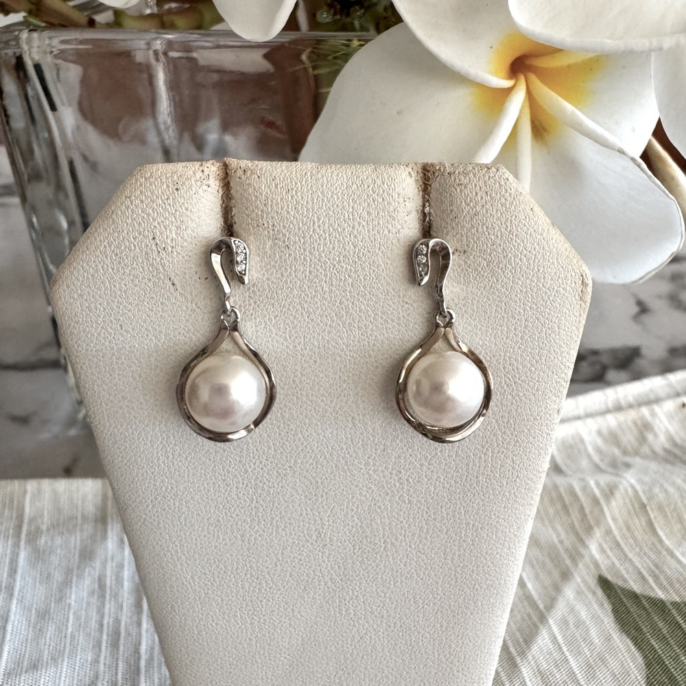 Elegant Fresh culture White Pearl Drop Earrings with Silver 925 setting.